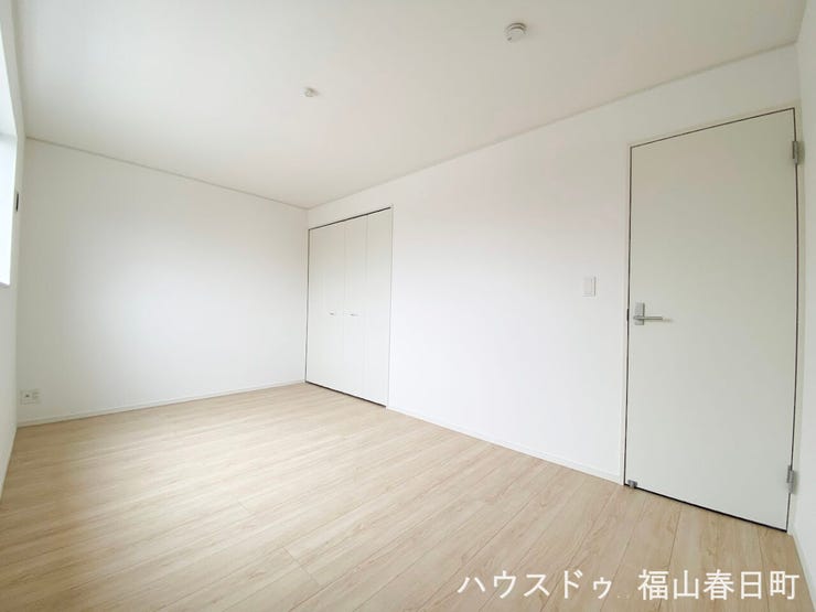 ゆとりの約7.5畳の主寝室。キングサイズのベッドもゆったり置ける広さで、ご夫婦の寝室やリラックス空間として快適にお使いいただけます。