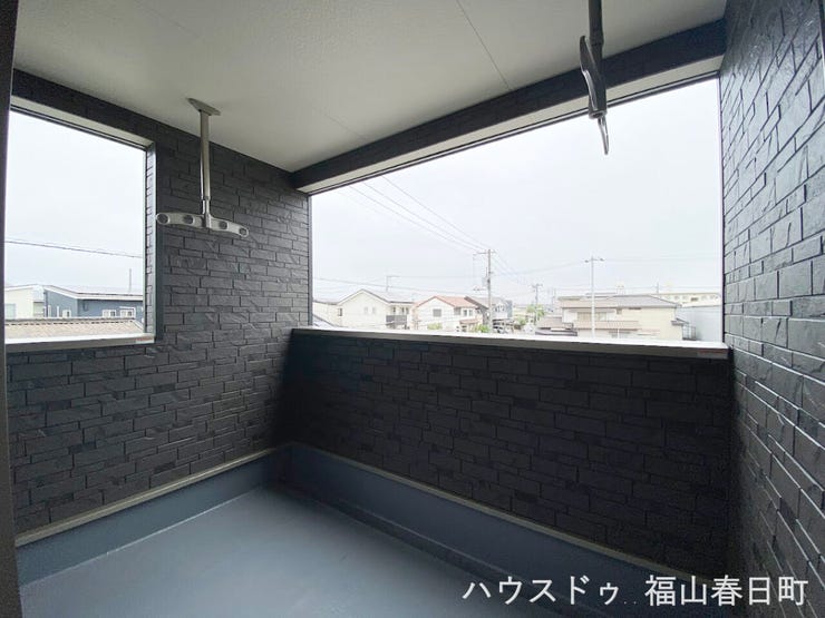 陽当たり良好。洗濯物やお布団もたっぷり干せるワイドバルコニー。