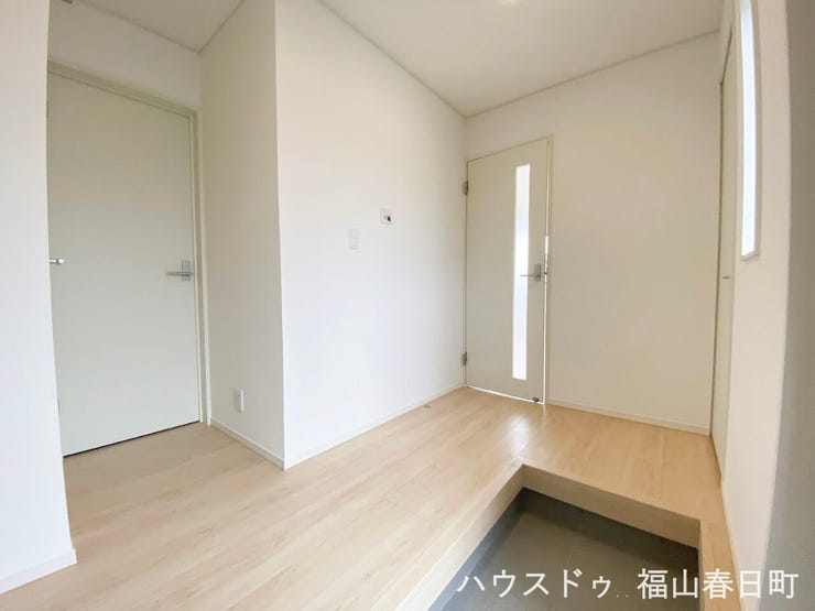 ■広々とした玄関ホール■ゆとりある空間で靴の脱ぎ履きもストレスなく、来客を温かく迎えられる品のある第一印象です。