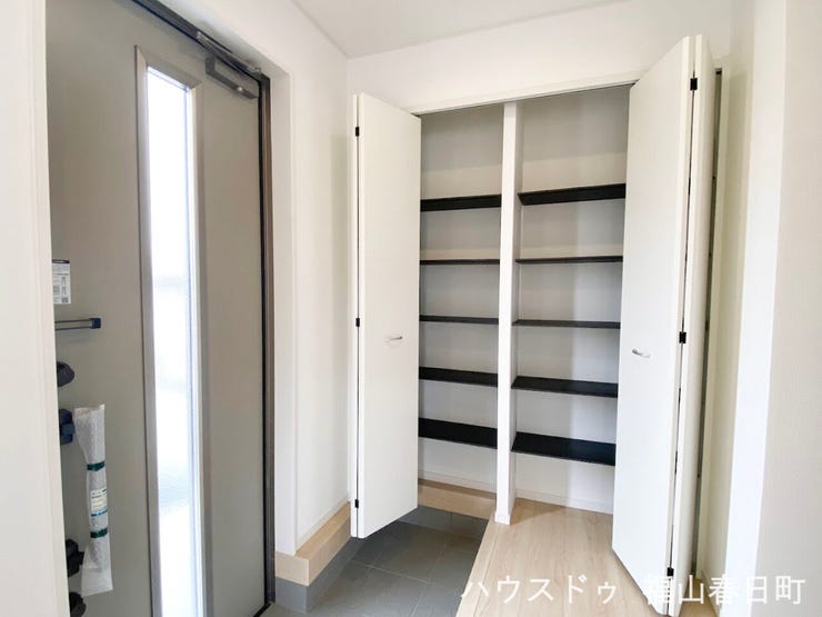 靴もアウトドア用品も収納できる大型玄関収納