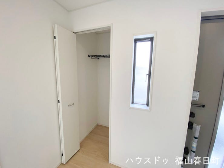 シューズボックスとは別に玄関収納を完備。外遊び道具や掃除用品もすっきり片付き、玄関まわりをきれいに保てます。