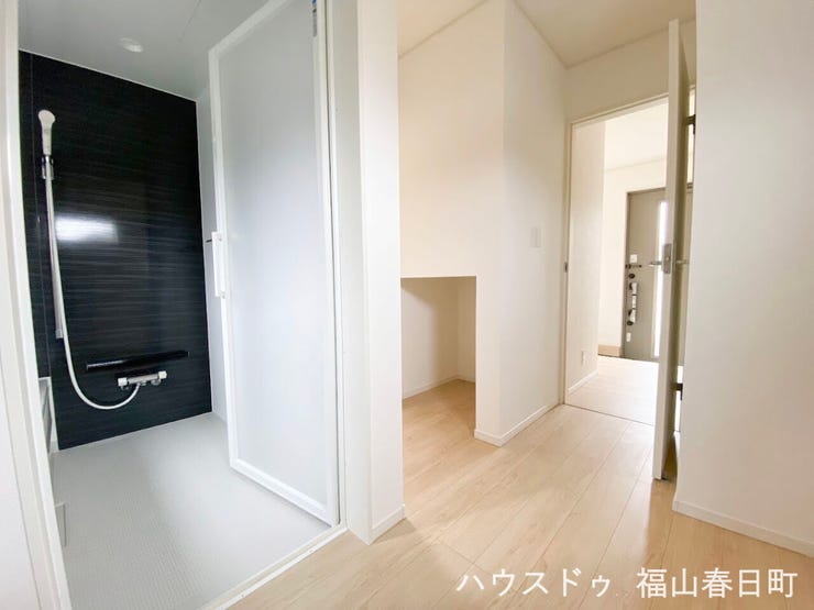 玄関から洗面・浴室へ直行できる家事ラク動線。汗だくで帰ってきたお子様も泥だらけで帰ってきたペットも、リビングを通らずそのままお風呂へ行けます。