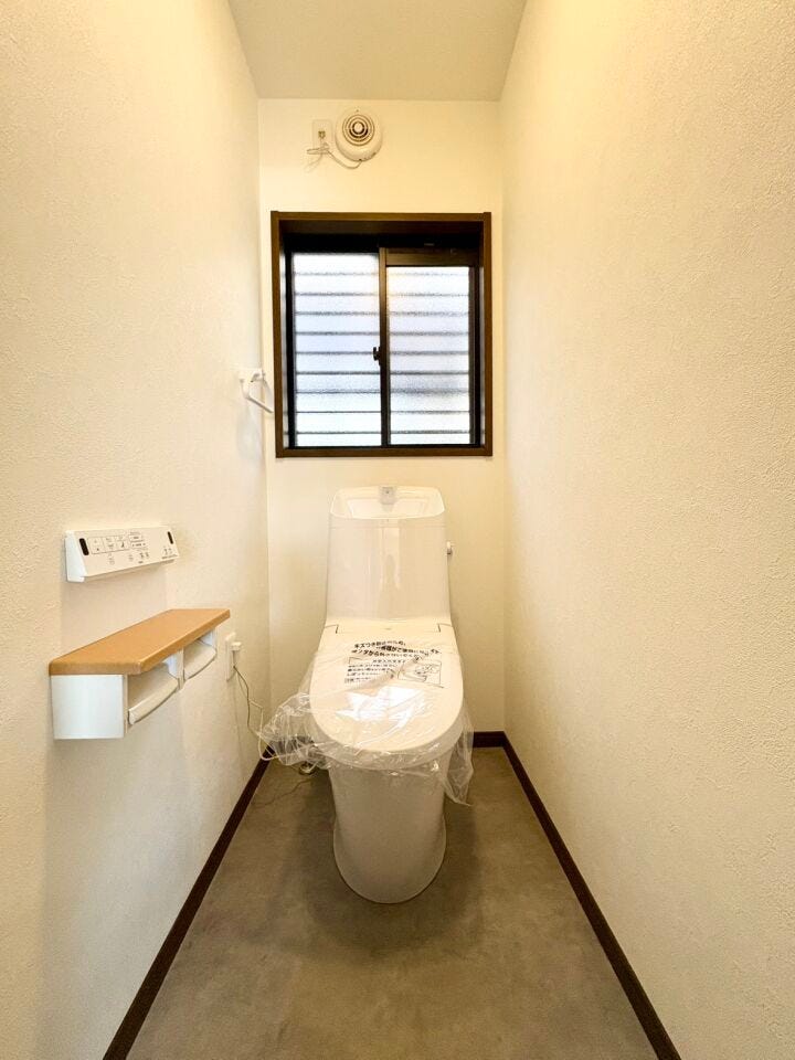 トイレは窓付きなので換気がしやすいですね。大人も子どもも快適な自動温洗浄便座機能付きで、衛生的かつ、ペーパー節約にもなります。
