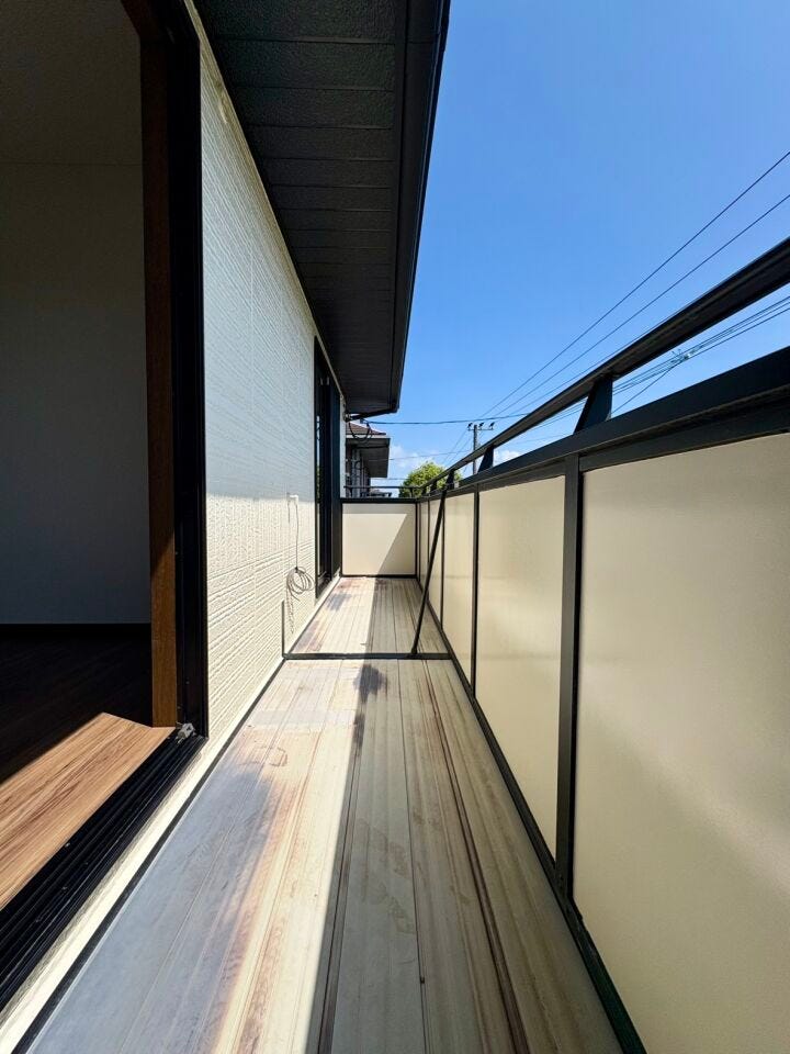 空が広く見渡せ、日当たりが非常に良さそうな空間です。洗濯物を干すだけでなく、ちょっとした休憩や日光浴にも適した明るい環境です