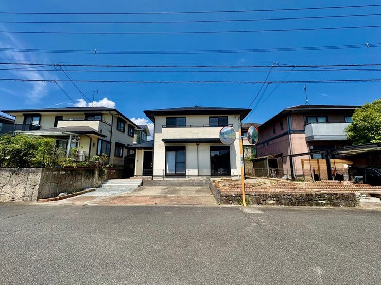 【外観】
■所在地:小郡市美鈴が丘3丁目
■建物構造:木造
■駐車台数:2台
■現況:空
■引渡日:即時
