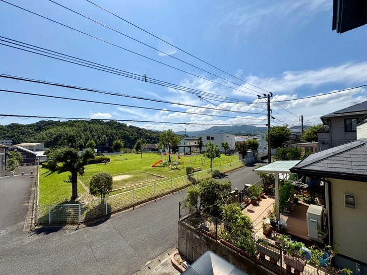 周辺は視界を遮る高い建物がないので、開放感のある住環境です。