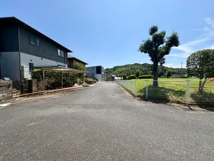 道路幅に余裕があり、運転が苦手な方も安心です。見通しの良い道路に面し、車の出し入れもスムーズです。
