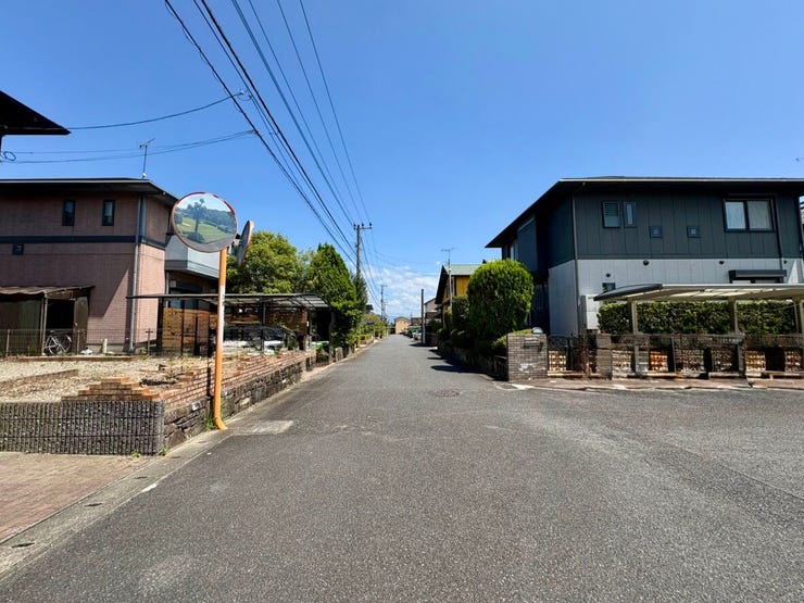 道路幅に余裕があり、運転が苦手な方も安心です。見通しの良い道路に面し、車の出し入れもスムーズです。