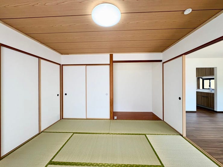 畳のぬくもりを感じる落ち着いた和室。くつろぎ空間や来客用をしても活用できます。押入れ付きで収納力があり、お部屋をすっきり広く使える使い勝手の良い和室です。