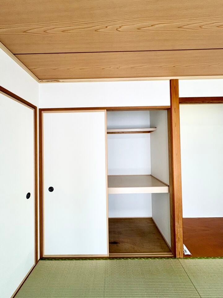 便利な押入収納も完備。和室の落ち着いた雰囲気を保ちつつ、急な来客にも布団や座布団をすぐに出すことができます。棚を追加すれば衣類や日用品の収納にも活用可能◎