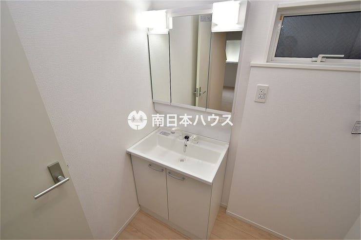 紫原５丁目 新築戸建 紫原５丁目／２区画 【洗面台同型写真】3面鏡の洗面台です！収納豊富で水回りの小物もスッキリ片付きます♪