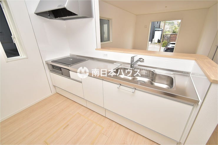 紫原５丁目 新築戸建 紫原５丁目／２区画 【キッチン同型写真】IHクッキングヒーター、浄水機能付き水栓を備えています♪