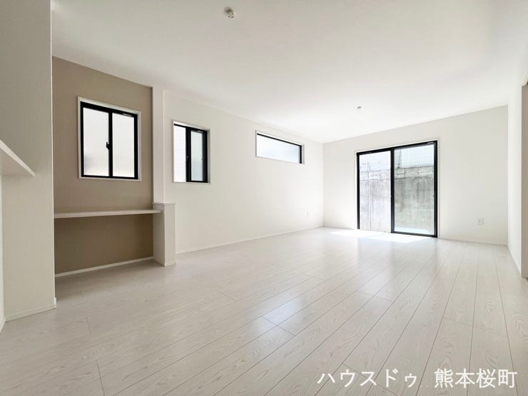 ■安らぎと笑顔の中心地■陽光が優しく降り注ぎ、会話が自然と弾む。ここでは、毎日が特別な時間へと変わります。
