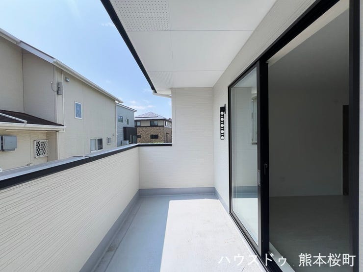 ■空の下の開放的な特等席■日光浴や読書、外の空気を感じながらリフレッシュ。暮らしを豊かにする、もう一つの心地よい空間です。