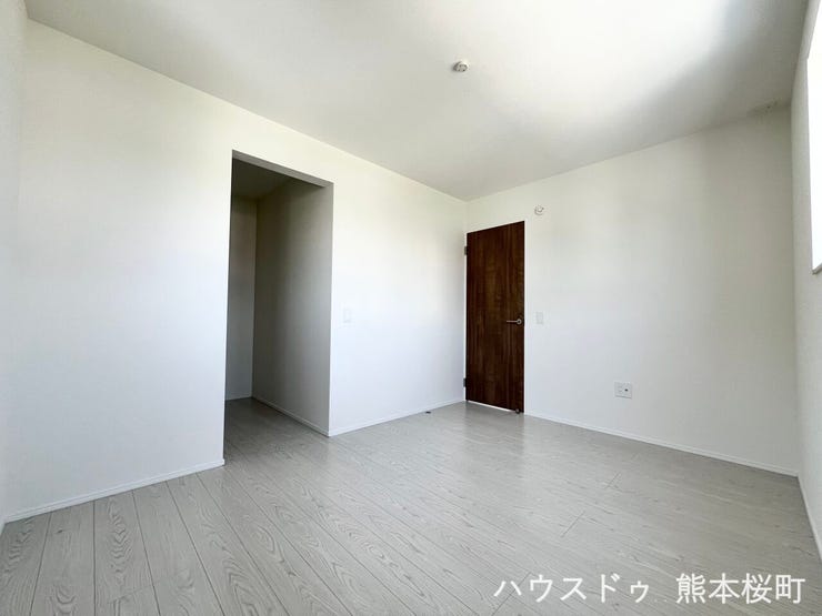 ■2階6帖洋室■寝室、書斎、趣味の部屋。家族の成長やライフスタイルに合わせ、様々な使い方ができる快適な空間です。