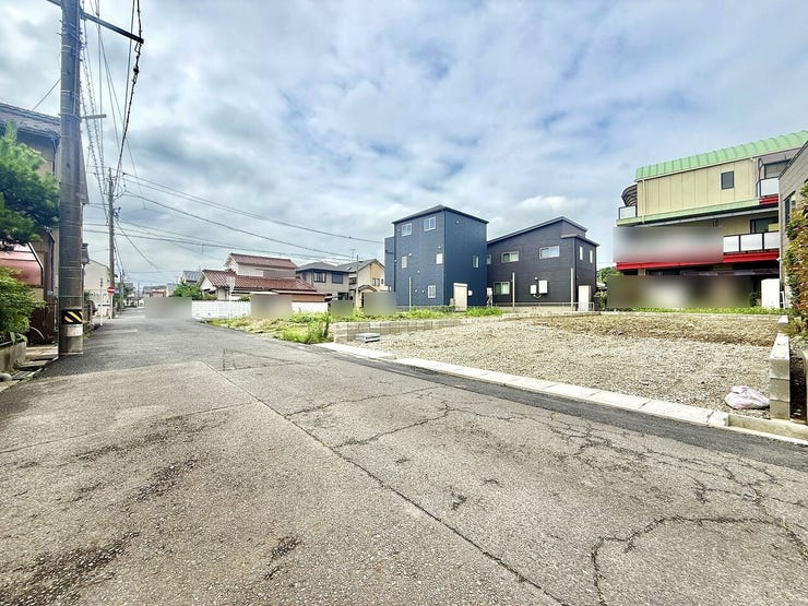 ◇前面道路◇
過ごす時間と共に刻々と表情を変えていく住まい、季節によってさまざまな表情を見せてくれるわが家は、時を重ね思いを紡ぐ場所です。ご家族の一家団欒を心ゆくまでお楽しみください。