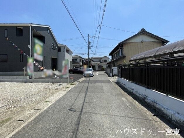 【南側東向き】幅員約4.4mの前面道路です。車1台が余裕を持って通れる道幅です。車はスピードを控えるので事故率の軽減や歩行者も安心して通行できます。