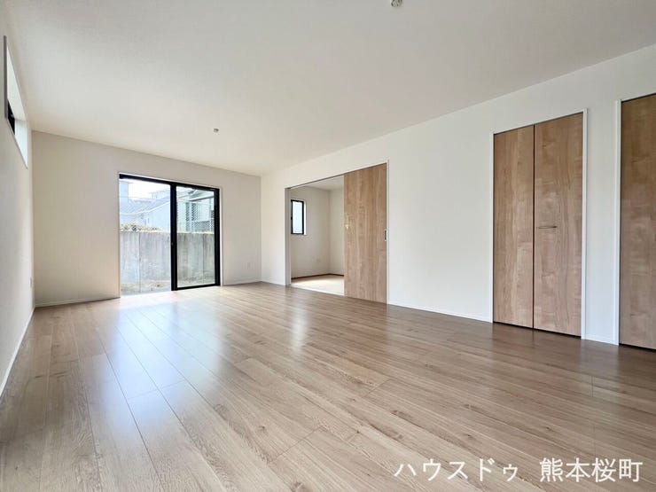 ■安らぎと笑顔の中心地■陽光が優しく降り注ぎ、会話が自然と弾む。ここでは、毎日が特別な時間へと変わります。