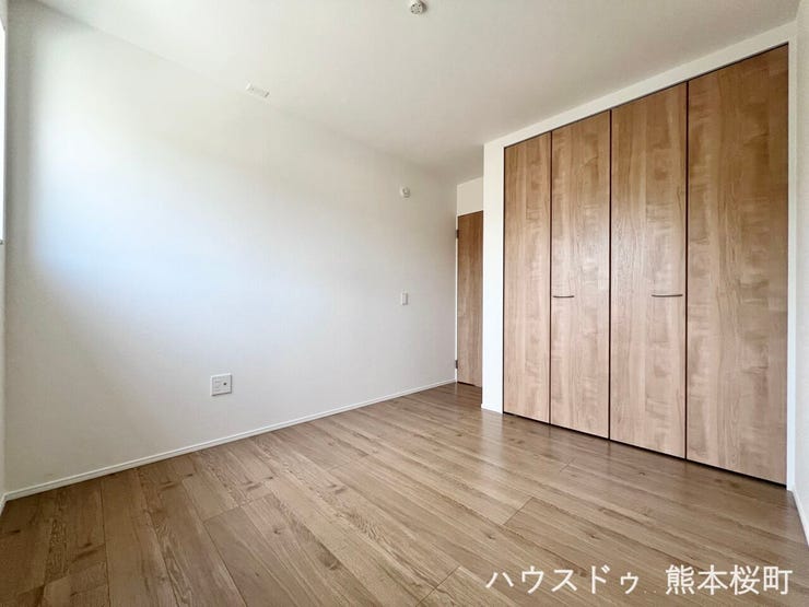 ■2階5.2帖洋室■寝室、書斎、趣味の部屋。家族の成長やライフスタイルに合わせ、様々な使い方ができる快適な空間です。