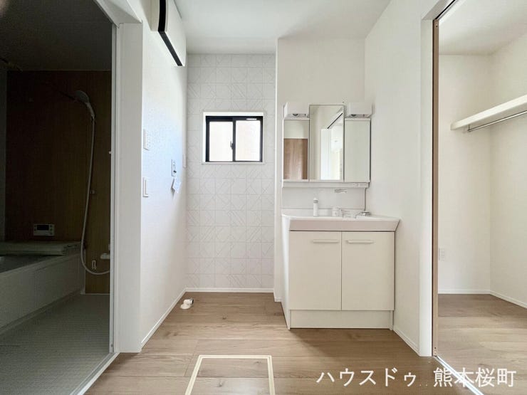 ■清々しいリフレッシュ空間■自分を磨き、気持ちを切り替える。心地よい光が差し込むプライベートスペース。
