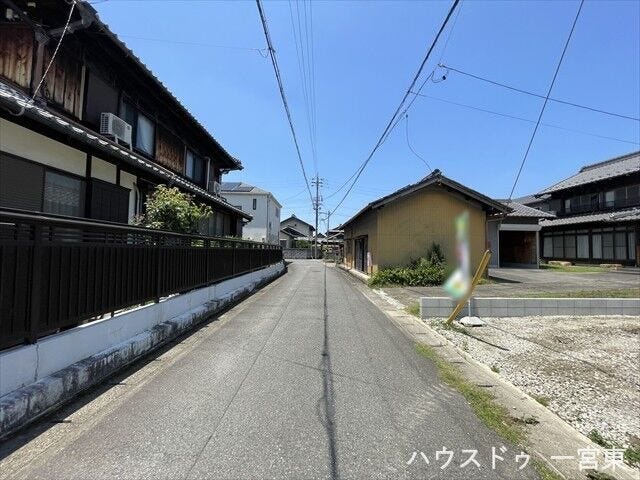 【南側西向き】幅員約4.4mの前面道路です。普通車が1台通れる幅となります。大型車の通行が少ないので、振動や騒音が抑えられます。