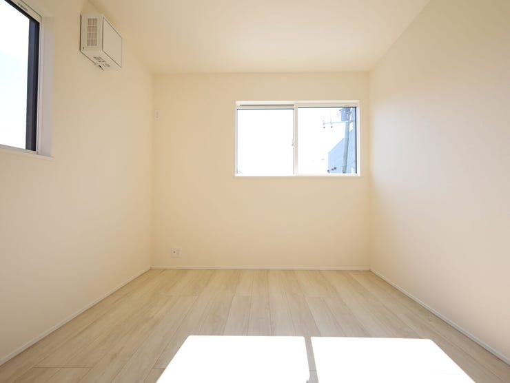 【同社施工例】お子様部屋としてお使いいただける洋室です。清潔感のある明るいフローリングがお部屋に馴染み、心地よい空間を演出します。