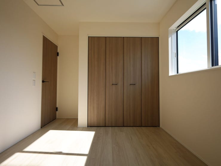 【同社施工例】シックで落ち着いた雰囲気の洋室です。木の温もりがやさしいフローリング。