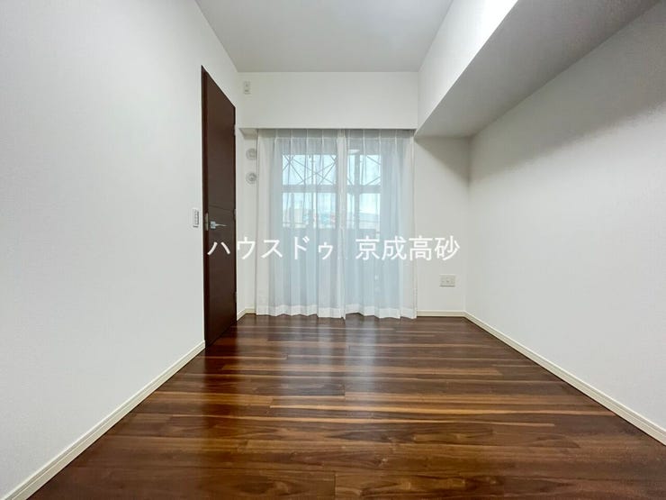 大きな窓からは快適な光を取り入れ、通気性能を上げる事で居心地の良い空間を演出してくれます。