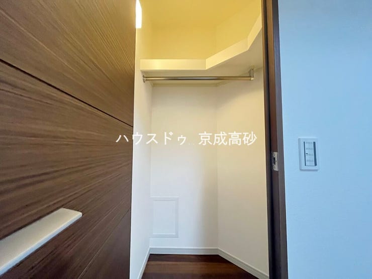 人気のウォークインクローゼットが備え付けられております♪収納が広々としているとインテリアや家具のレイアウトにもこだわることができますね。全居室収納付きで機能性にも優れた住宅です☆