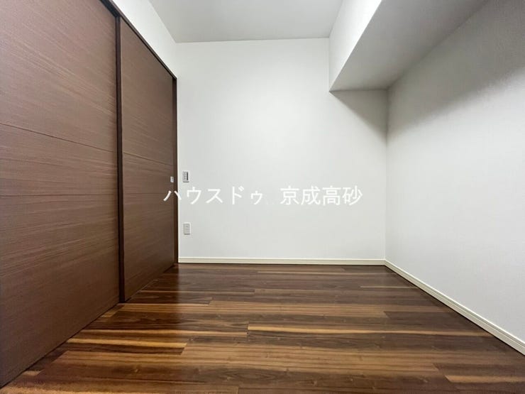 家族一人ひとりの大切なプライベート空間。趣味に合わせて使って頂けるようシンプルに仕上げてあります。暮らし心地を大きく左右する収納をしっかり確保した使い勝手のいいお部屋です。