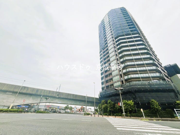 【外観】
爽やかな青空の下に贅沢なほどに降り注ぐ陽光、豊かな居住性と、クオリティ。住まうことの喜びを感じさせてくれます。