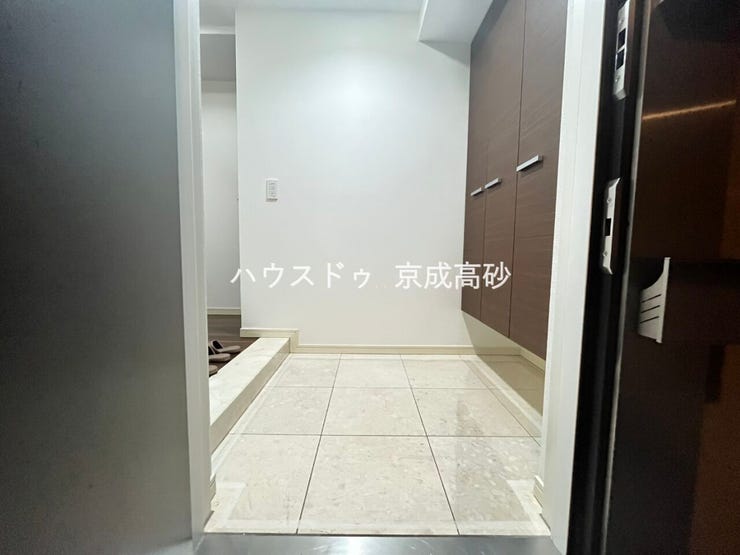 上質感漂う玄関です♪居住者の帰り、訪れる方を優しく迎える・安らぎに満ちた生活空間を予感させるようなその佇まいが魅力的ですね。「行ってらっしゃい」「おかえりなさい」が溢れるような明るい空間です☆