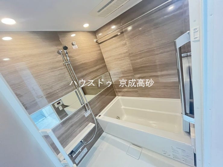 広い浴槽で足を伸ばせば1日の疲れも癒されます。落ち着いた雰囲気で、毎日のバスタイムが楽しみになりそうです。