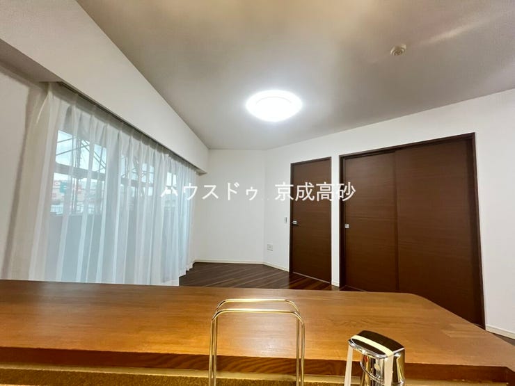 明るく開放的な空間が広がるリビングダイニング。室内には豊かな陽光が注ぎ込み、爽やかな住空間を演出。ホームパーティーでもゲストと一緒に料理を楽しみながら楽しい時間を過ごせそうですね。