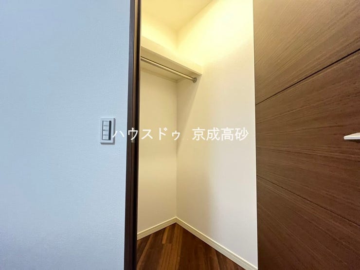 人気のウォークインクローゼットが備え付けられております♪収納が広々としているとインテリアや家具のレイアウトにもこだわることができますね。全居室収納付きで機能性にも優れた住宅です☆