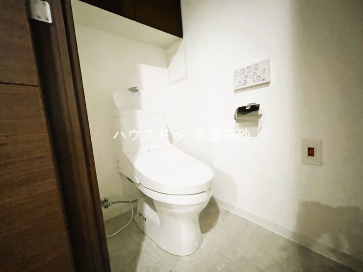洗浄付き便座が魅力的なトイレです♪毎日使用する場所だからこそ、いつも清潔な空間であって頂けるよう配慮しました。窓で換気はばっちり、デザインもシンプルで清潔感が漂います。
