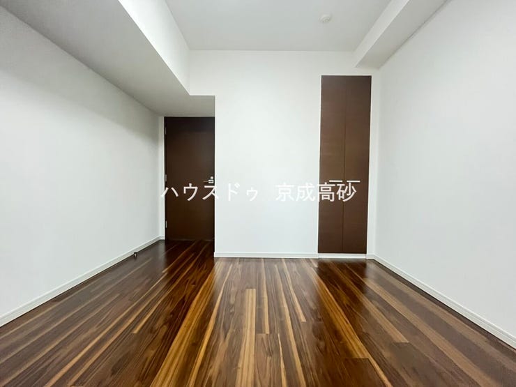 お子様の成長と共に「住まい方」も変化していきます。居室にはクローゼットを完備し、自由度の高い家具の配置が叶うシンプルな空間です。