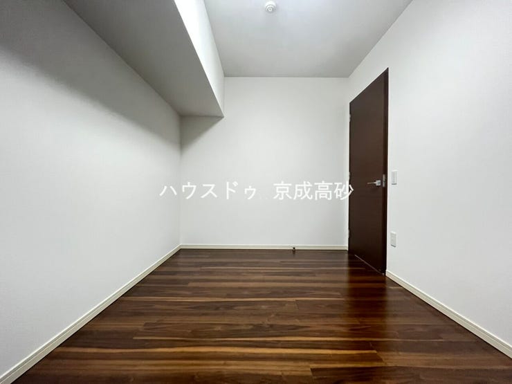 リビングで楽しく過ごした後はゆっくりくつろぐ時間を満喫できます。過ぎ行く時間をゆったりと感じることができる落ちついたプライベートルーム。静かな環境でリラックスタイムを愉しんで。