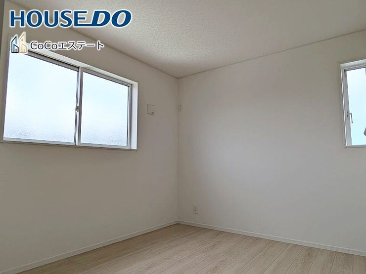 □■洋室■□
5.2帖の洋室です♪
お子様のお部屋や趣味のお部屋などとして使えるナチュラルなデザインです。
自分好みの空間に仕上げるワクワク感も◎
