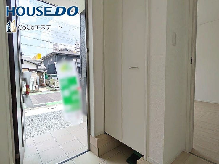 □■玄関■□
いつでもスッキリとした玄関でお出迎え♪
散らかりがちな玄関がスッキリ片付く収納力の高い玄関収納が備え付けられてます。