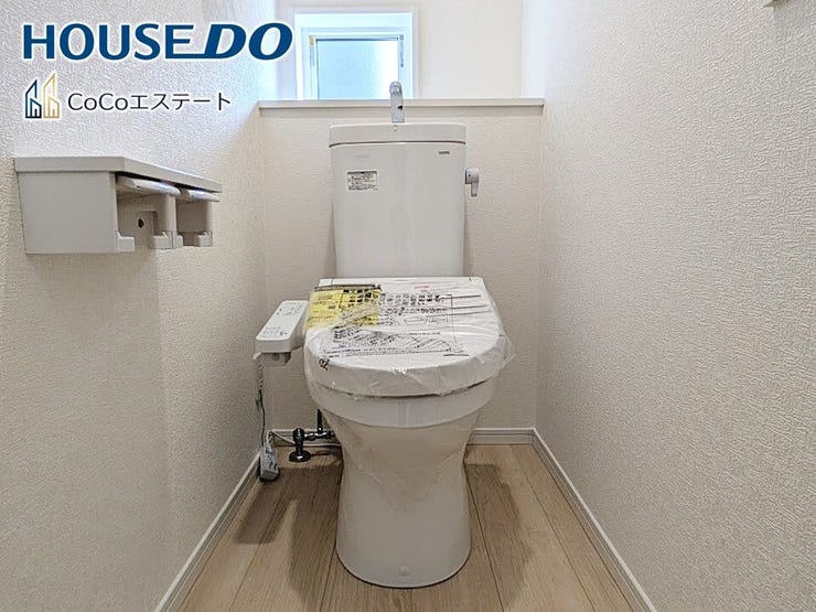 □■トイレ■□
温水洗浄便座付きトイレ♪
冬場や冷え込む時期にもお尻を温かく快適に保ちます。
また、汚れにくく掃除しやすい設備です。