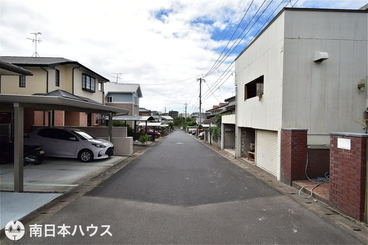 桜ヶ丘４丁目 売土地 【前面道路】北東向きの前面道路幅は約6ｍです！広々として車通りも少ない静かな住環境です♪