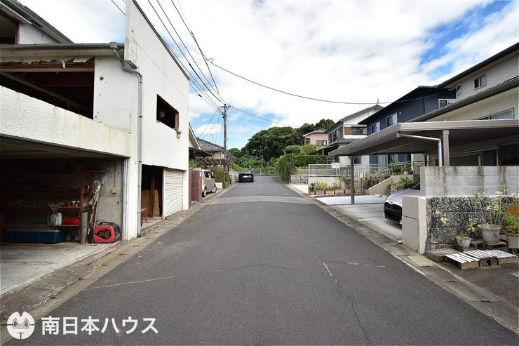 桜ヶ丘４丁目 売土地 【前面道路】北東向きの前面道路幅は約6ｍです！広々として車通りも少ない静かな住環境です♪