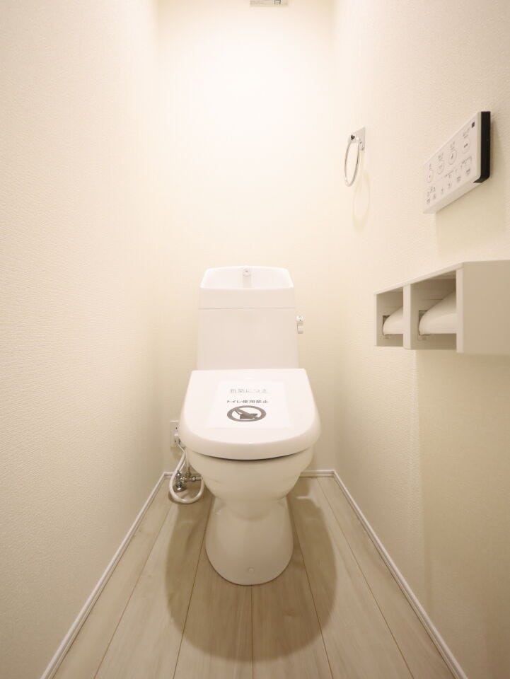 【同社施工例】1・2階トイレはともに温水便座洗浄付。朝のトイレ渋滞も解消!