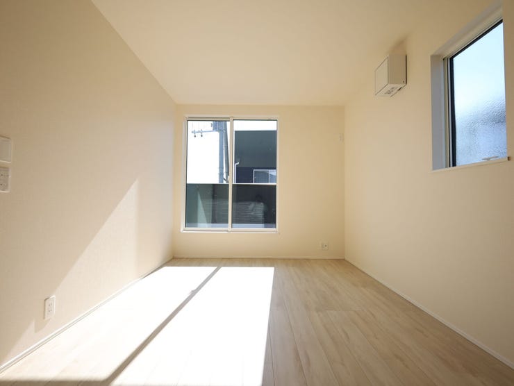 【同社施工例】バルコニーに面した2面採光で明るい洋室。毎朝気持ち良く起きられそうですね♪