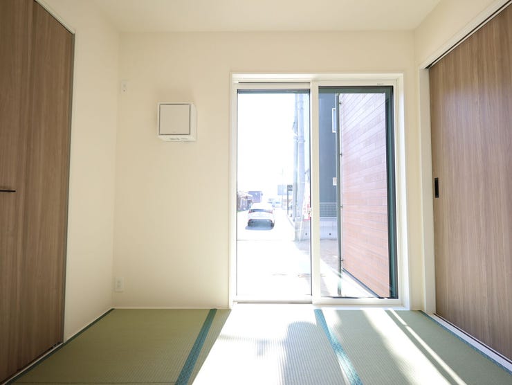 【同社施工例】寝室にも客間にもできる1階和室です。少し横になりたい時や小さなお子様の遊び場としても様々な用途で使えます。