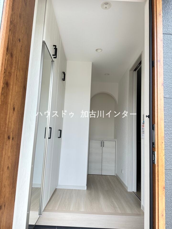玄関を開けると目を引くアーチ型の収納スペース。デザイン性だけでなく、鍵や小物を置いたり、お気に入りの雑貨やグリーンを飾ったりと、実用性も兼ね備えています。
