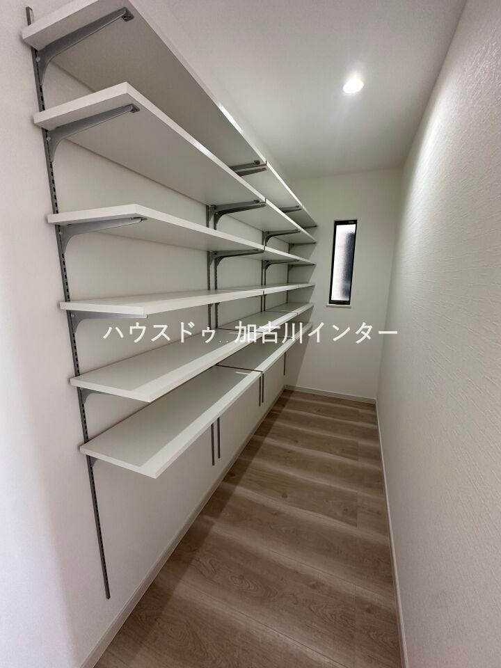 キッチン裏のパントリー!ストックや調理機器の収納に便利!
