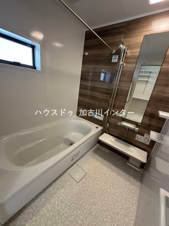 光の入りやすい浴室は浴室乾燥暖房機「カワック」採用