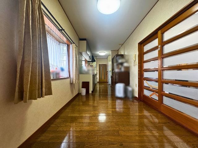 約12.1帖のDKは、食卓を置いてもゆとりを感じられる広さ。キッチンまで一直線につながり、配膳や片付けもしやすい空間です♪窓から光が入り、家族で食事を楽しめる明るいDKです。